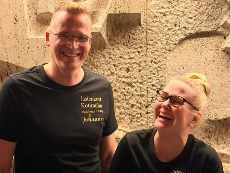 Esihenkilöt nauramassa