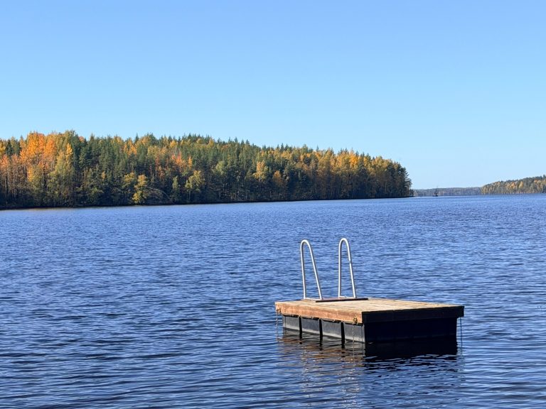 Kotirauhan oman rannan uimaponttooni aurinkoisena päivänä.