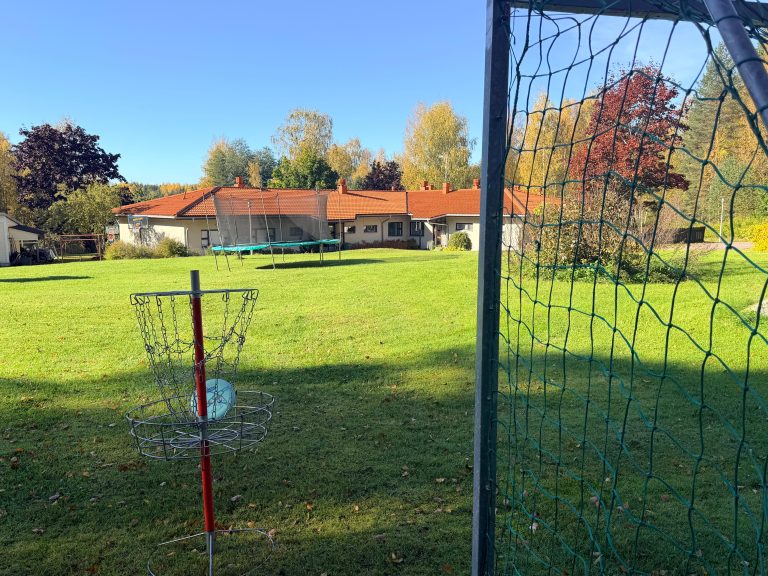 Jalkapallomaali ja frisbeegolfteline Kotirauhan etupihan leikkialueella.