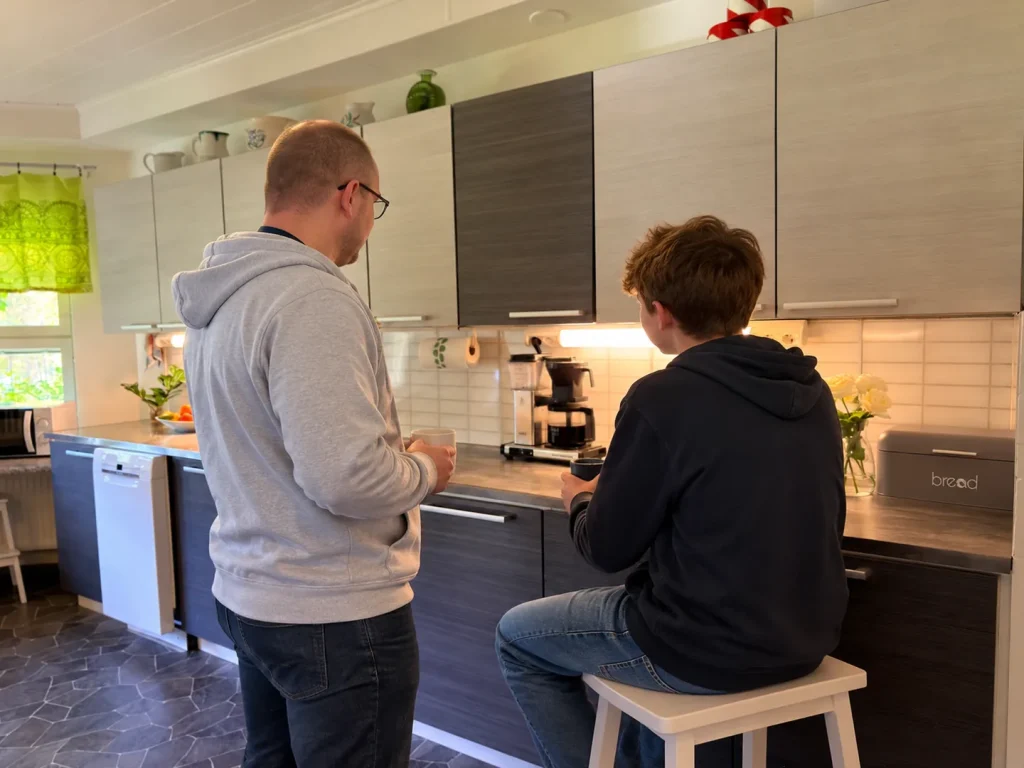 Nuori keskustelee sairaanhoitajan kanssa Vekaroiden keittiössä.