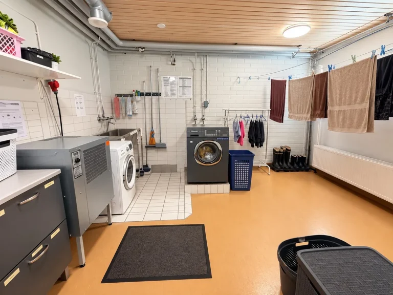 Kotirauhan pyykkihuone jossa nuoret käyvät pesemässä pyykkiään.