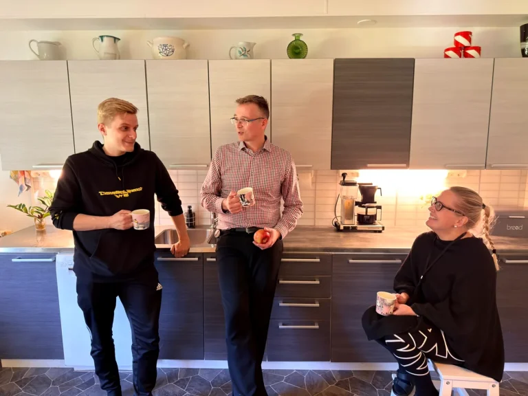 Ohjaaja, johtaja ja vastaava ohjaaja kahvilla Vekaroiden keittiössä.