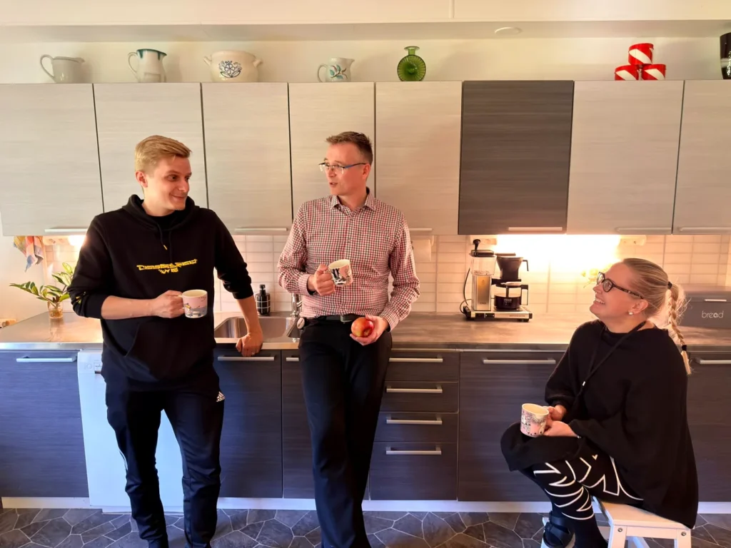 Kotirauhan ohjaaja, johtaja ja vastaava ohjaaja kahvilla Vekaroiden keittiössä.
