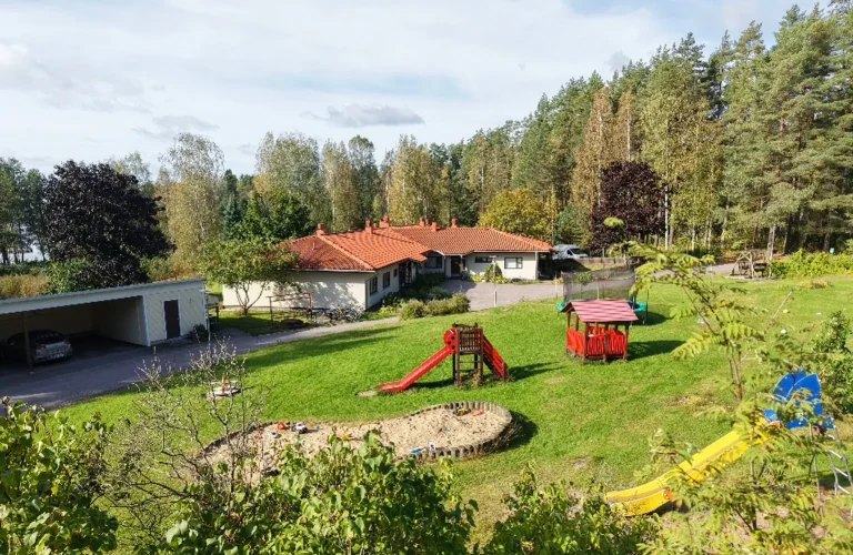 Kotirauha lastenkodista ja ympäröivästä pihasta kuva.