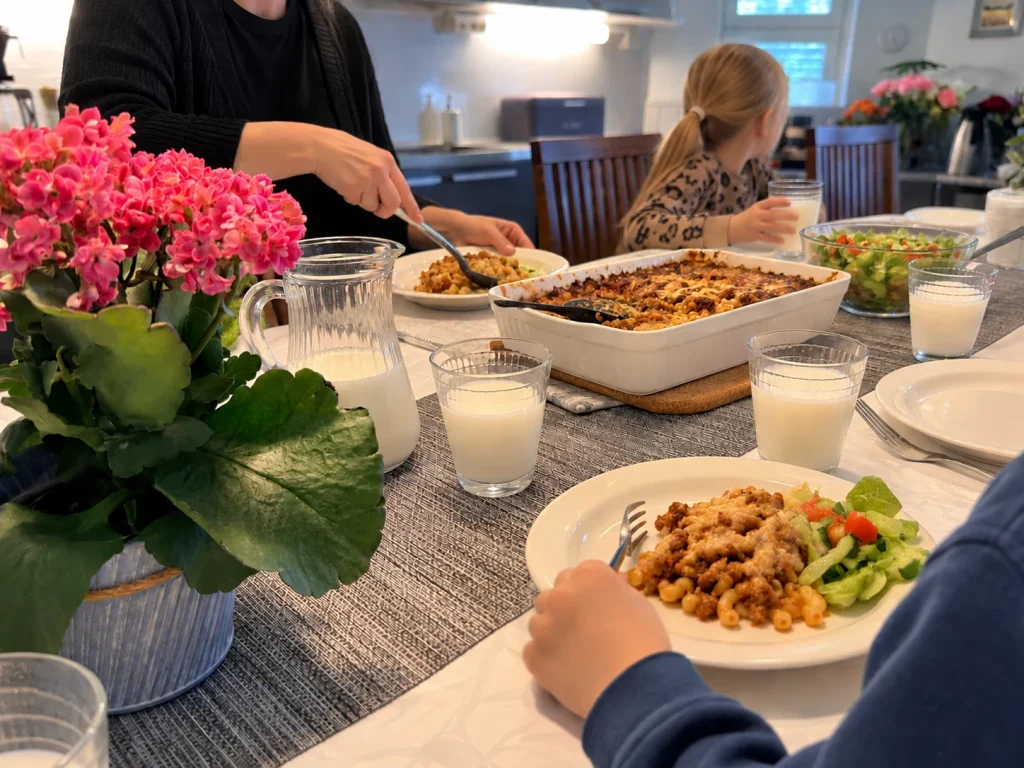 Päivällishetki Tenavien ruokapöydän äärellä.
