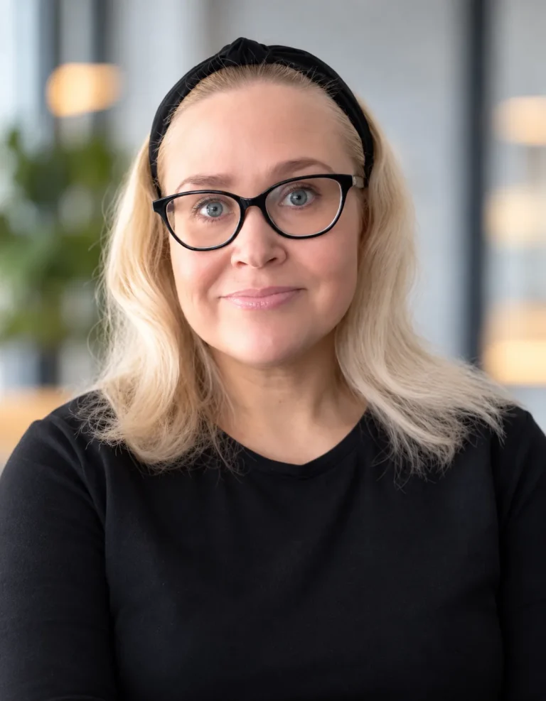 Kotirauhan molempien osastojen vastaava ohjaaja, Kirsi Pippuri - katsoo hymyillen kameraan.
